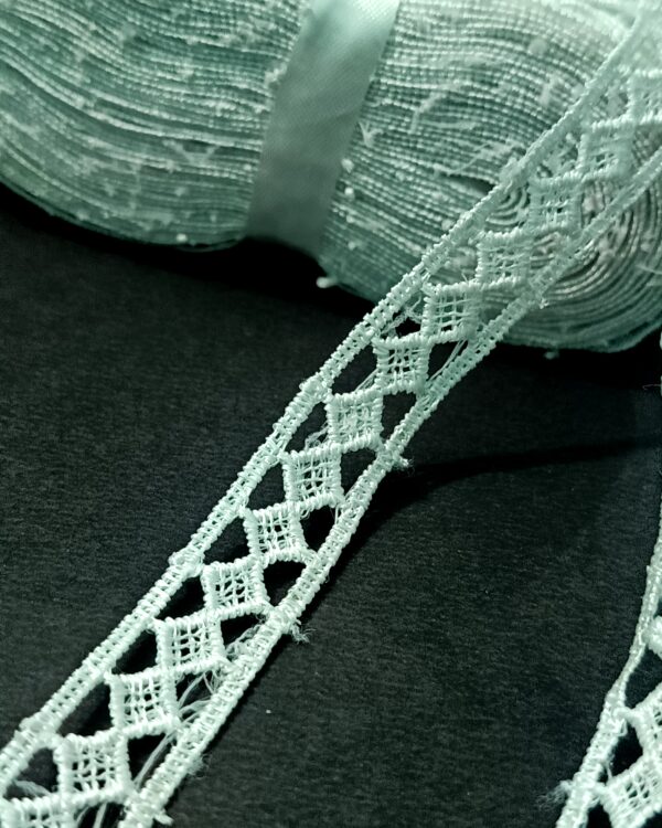 Ivory Diamond Trellis Lace - 10 Meter